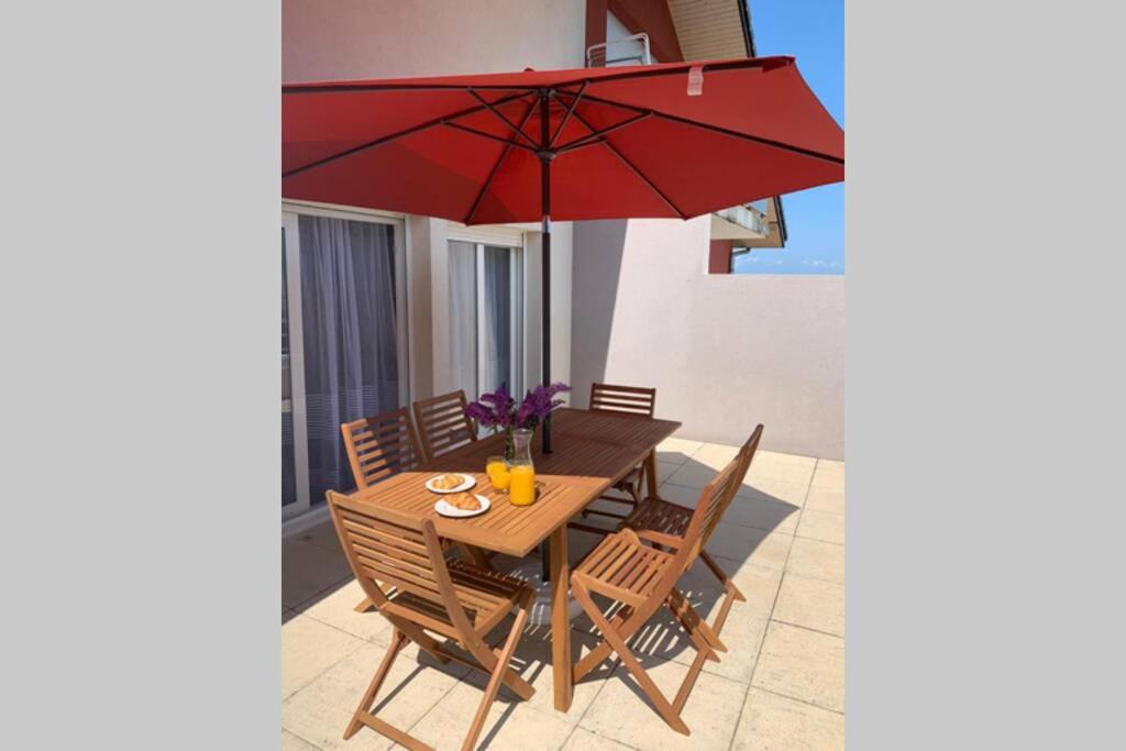 Balkón nebo terasa v ubytování Superbe appartement au calme avec vue sur le Lac.