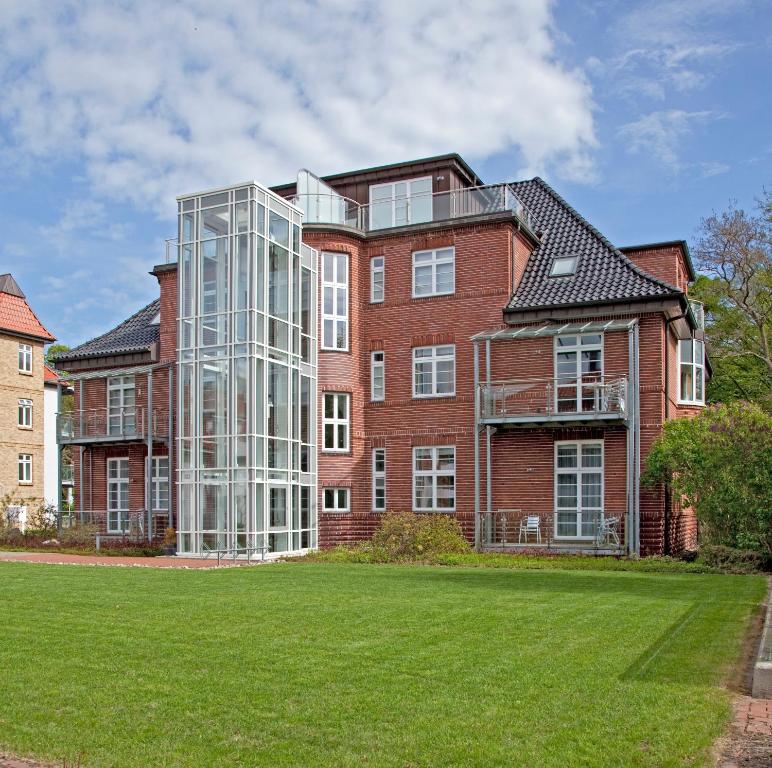 ein großes Backsteinhaus mit Glasfassade in der Unterkunft Villa Höger in Boltenhagen