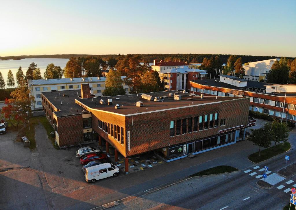 einen Blick über ein Gebäude mit einem Parkplatz in der Unterkunft Hotelli Kainuu in Kuhmo