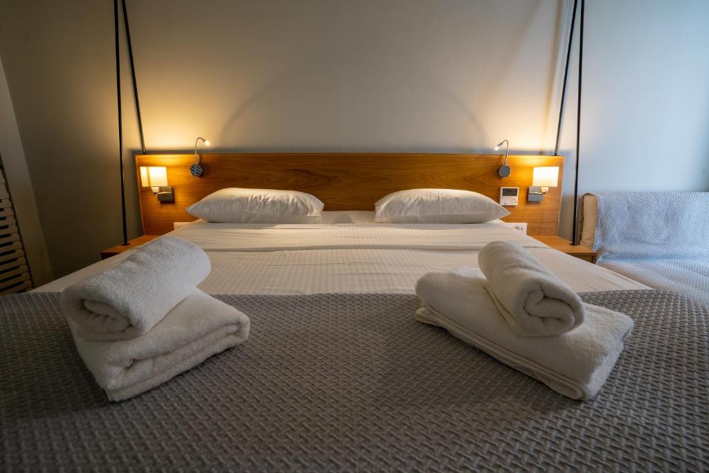 Postel nebo postele na pokoji v ubytování Meltemi Excelsior Suites