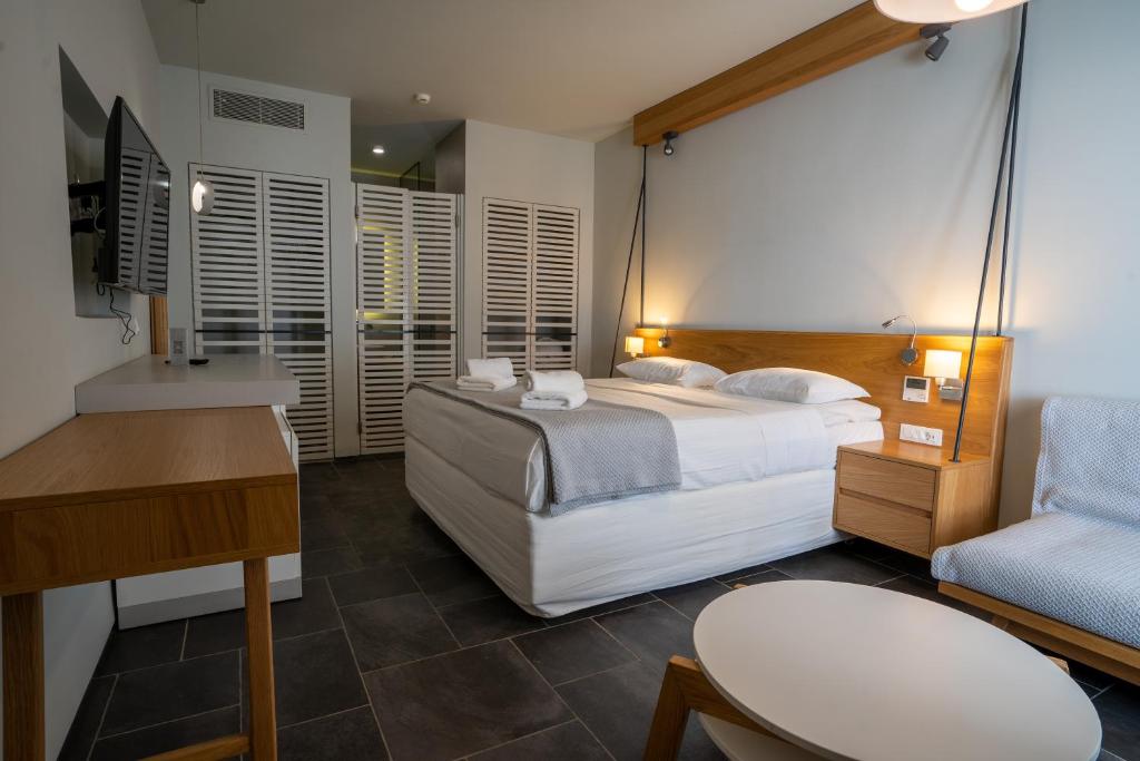 Postel nebo postele na pokoji v ubytování Meltemi Excelsior Suites