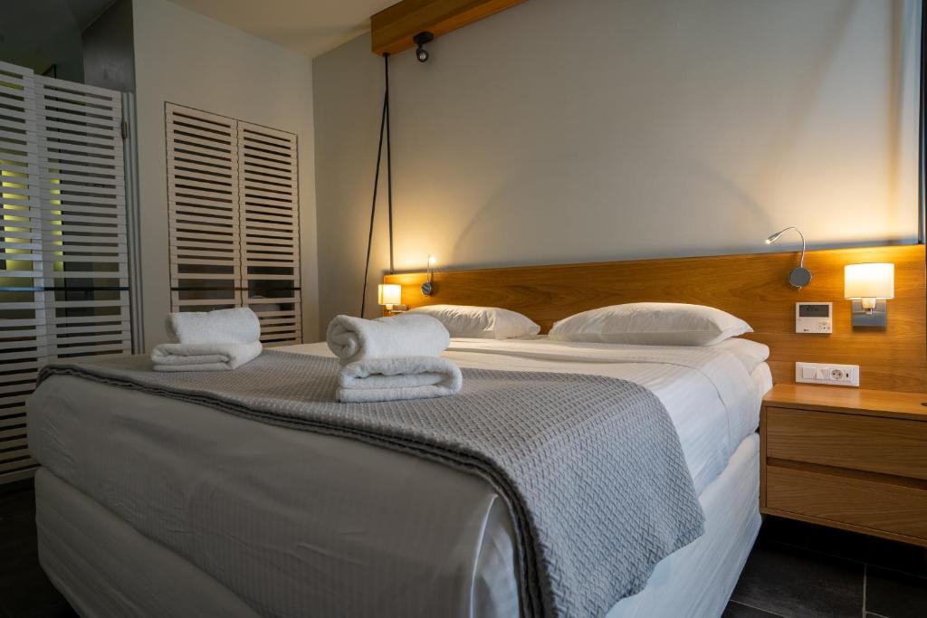 Postel nebo postele na pokoji v ubytování Meltemi Excelsior Suites