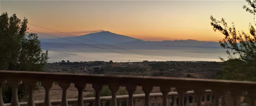balcone con vista sulle montagne al tramonto di La Casa di Francesco a Saline Joniche