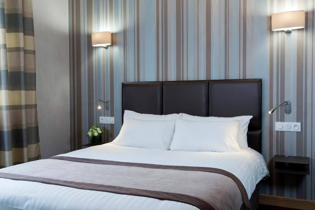 Postel nebo postele na pokoji v ubytování Hôtel d'Orléans