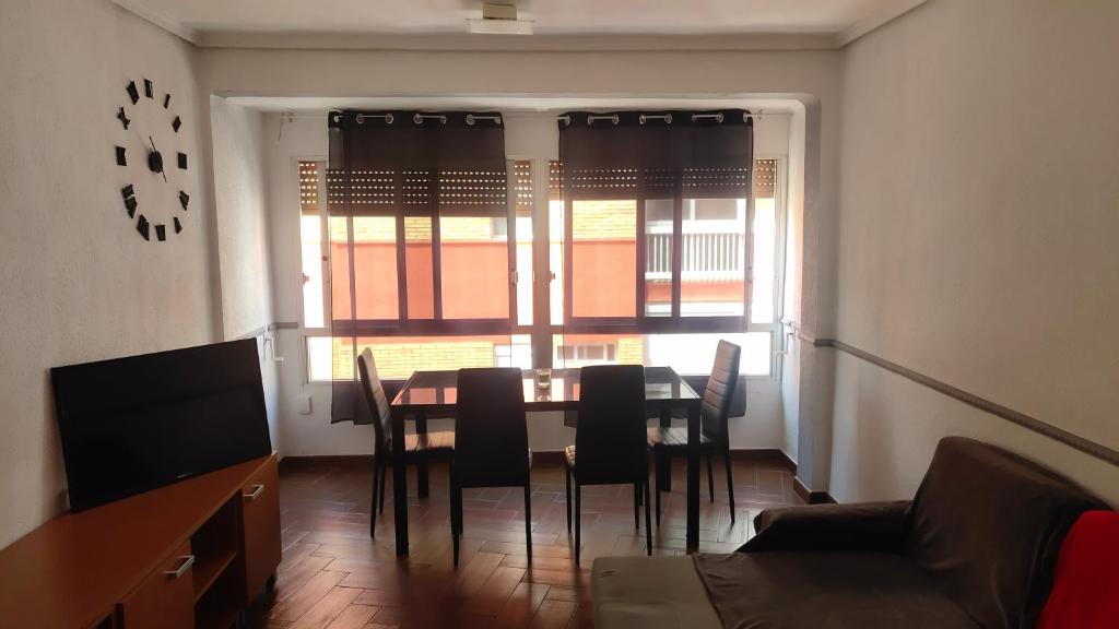 a dining room with a table and chairs and a window at Lulu in Alaquas