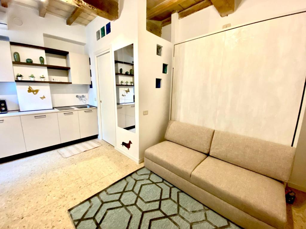 un soggiorno con divano e armadio di Little House a Parma