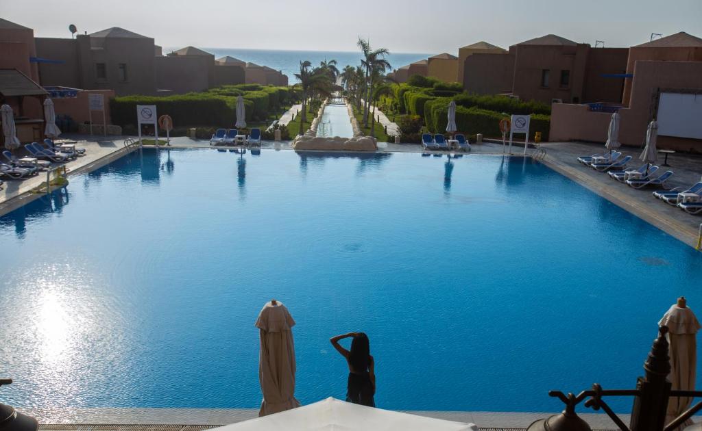 a large blue swimming pool in a resort at Cancun Sokhna Resort & Villas in Ain Sokhna