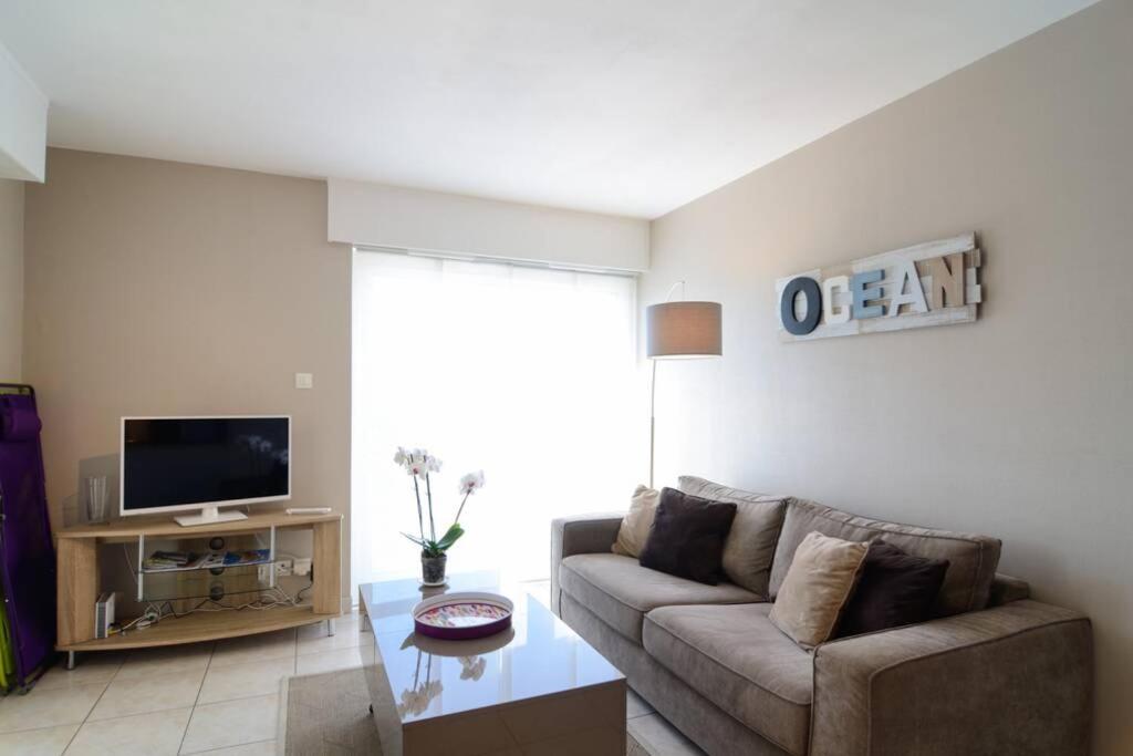 - un salon avec un canapé et une télévision dans l'établissement Cosylocation Les Hauts de Port Maria, à Quiberon