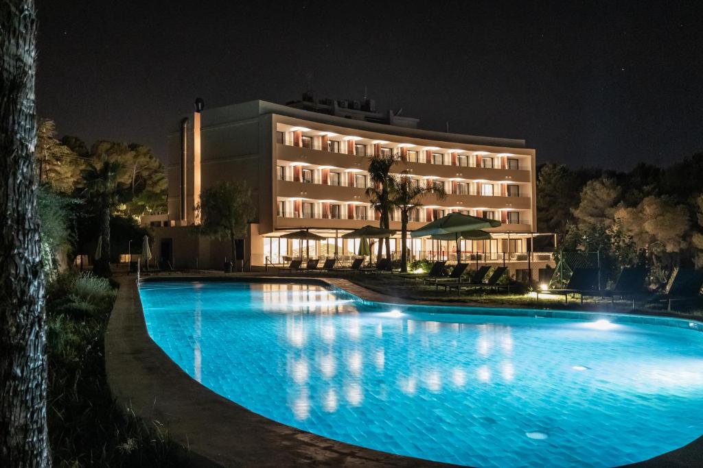 a hotel with a large swimming pool at night at Hotel Serawa Moraira in Moraira
