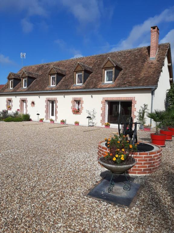 una gran casa blanca con una maceta delante de ella en La Halte de Chambord, en Mur-de-Sologne