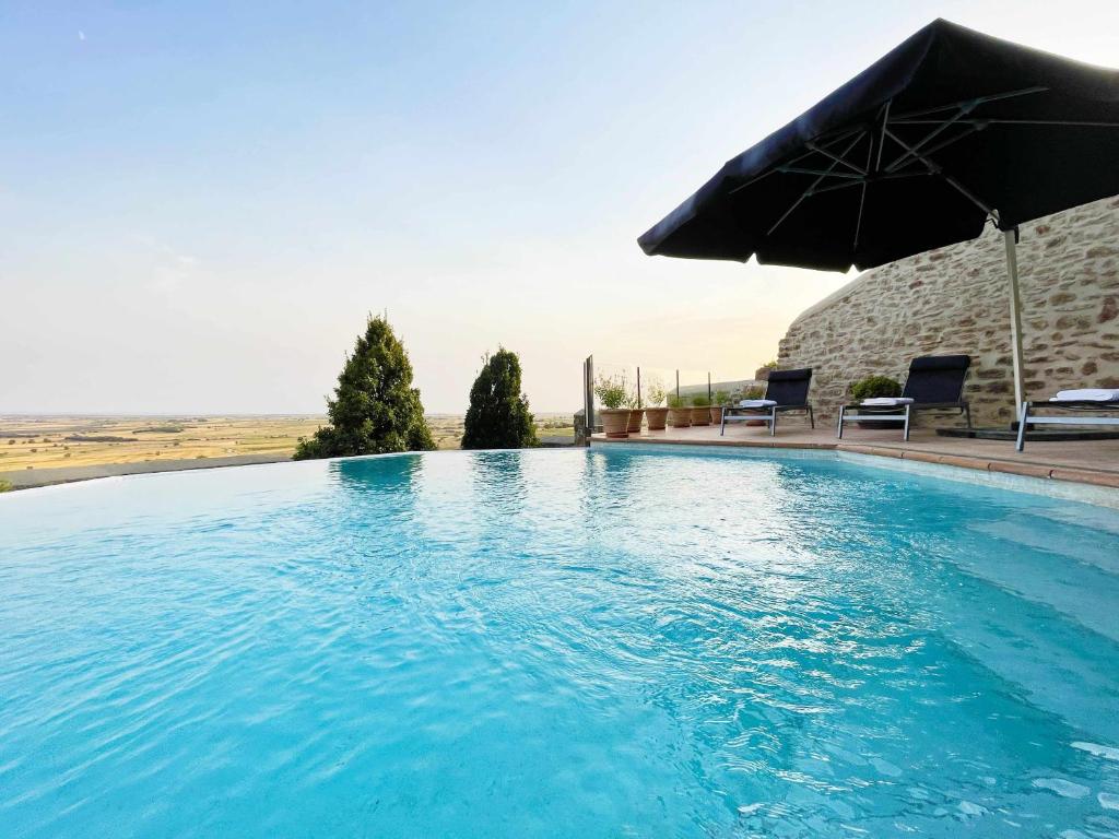 Bazén v ubytování Masia de Queralt Luxury Casa Rural Spa y Vistas nebo v jeho okolí