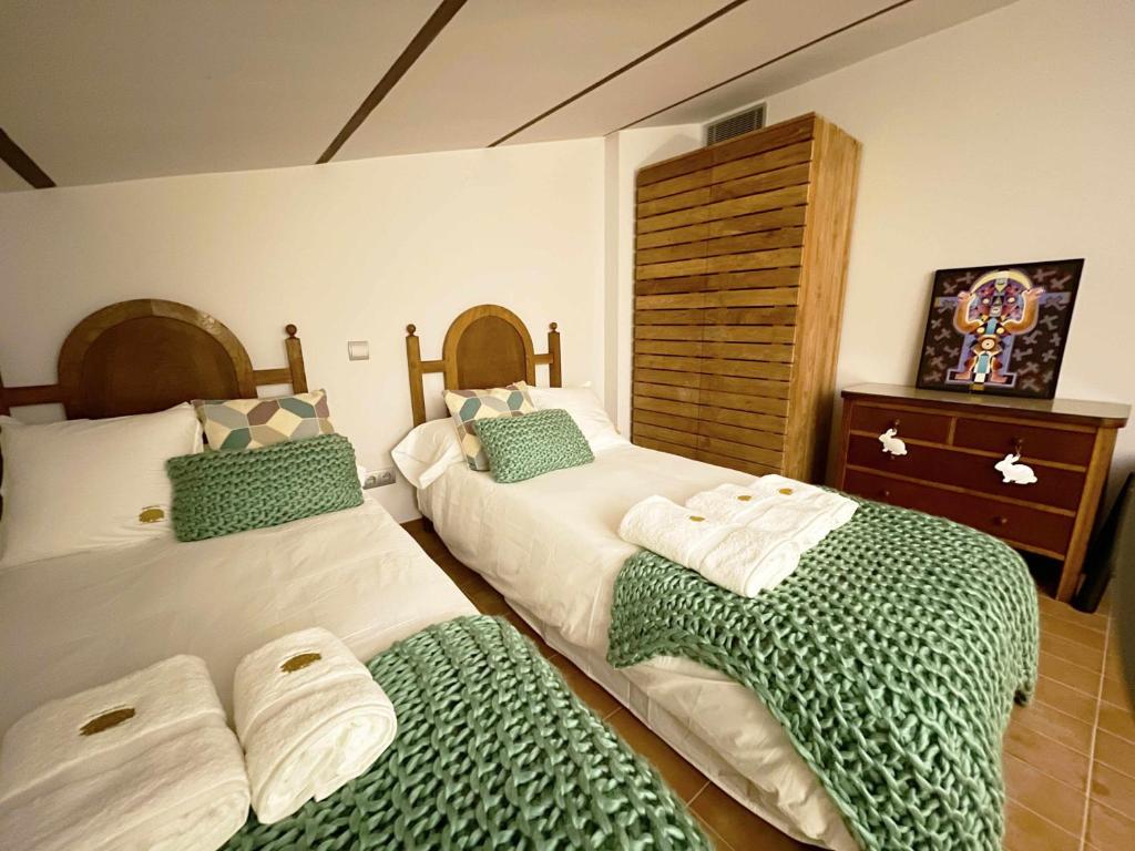 Postel nebo postele na pokoji v ubytování Masia de Queralt Luxury Casa Rural Spa y Vistas