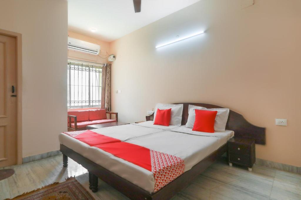 sypialnia z łóżkiem z czerwonymi poduszkami w obiekcie Hotel Pearls w mieście Selam