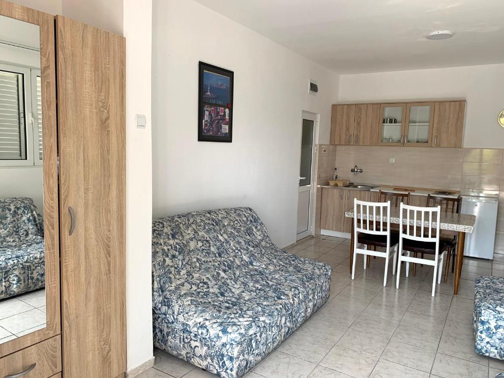 uma sala de estar com uma cama e uma cozinha em Colic apartments em Baošići