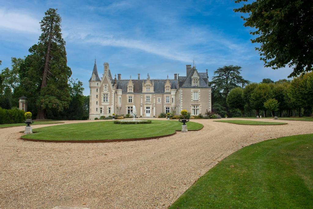 uma propriedade com um grande castelo com uma entrada em Château de Beauvais em Azay-sur-Cher