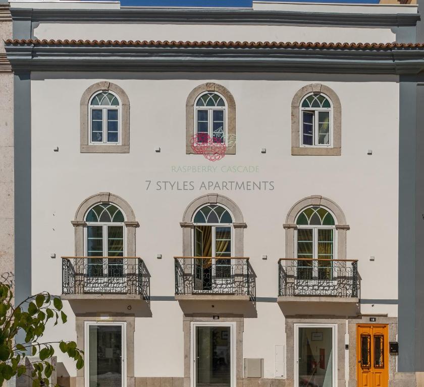 un edificio blanco con ventanas y balcones. en 7 Styles Apartments by Raspberry Cascade en Faro