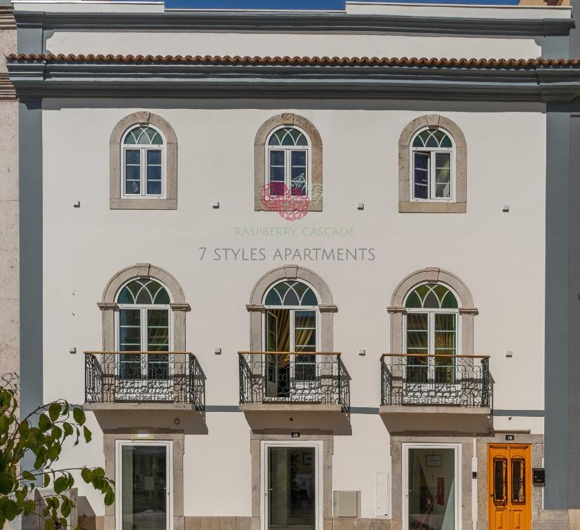biały budynek z oknami i balkonami w obiekcie 7 Styles Apartments by Raspberry Cascade w Faro