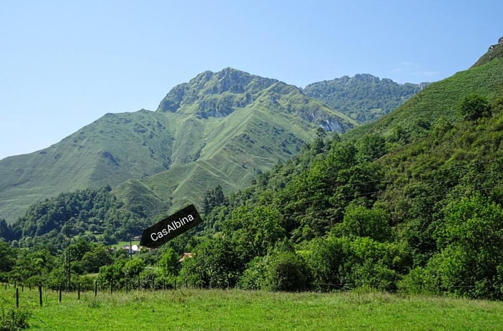 a sign in a field with mountains in the background at Casa Albina in Ríofabar