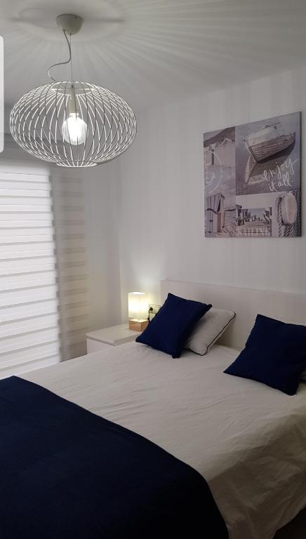 Posteľ alebo postele v izbe v ubytovaní NEW !!! Luxury Apartment, 32 m2 Terrace in the Sun, Pool View