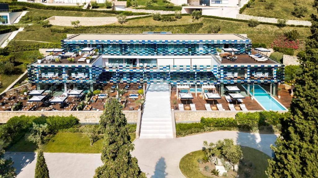 een uitzicht op een gebouw met een zwembad bij Eden Reserve Hotel in Gardone Riviera