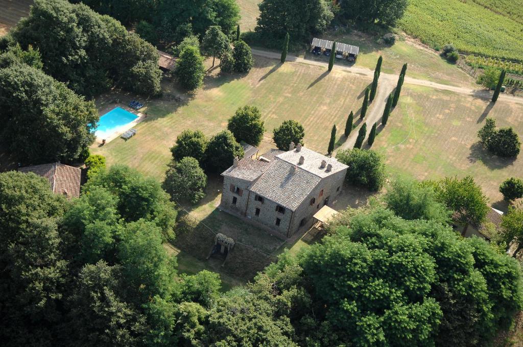 an aerial view of a house with a pool at La Spinetta in San Lorenzo Nuovo