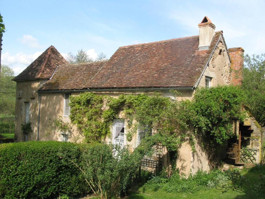 an old house in the village of bourton on the water at Le Paquier De Vismoux in Visemoux