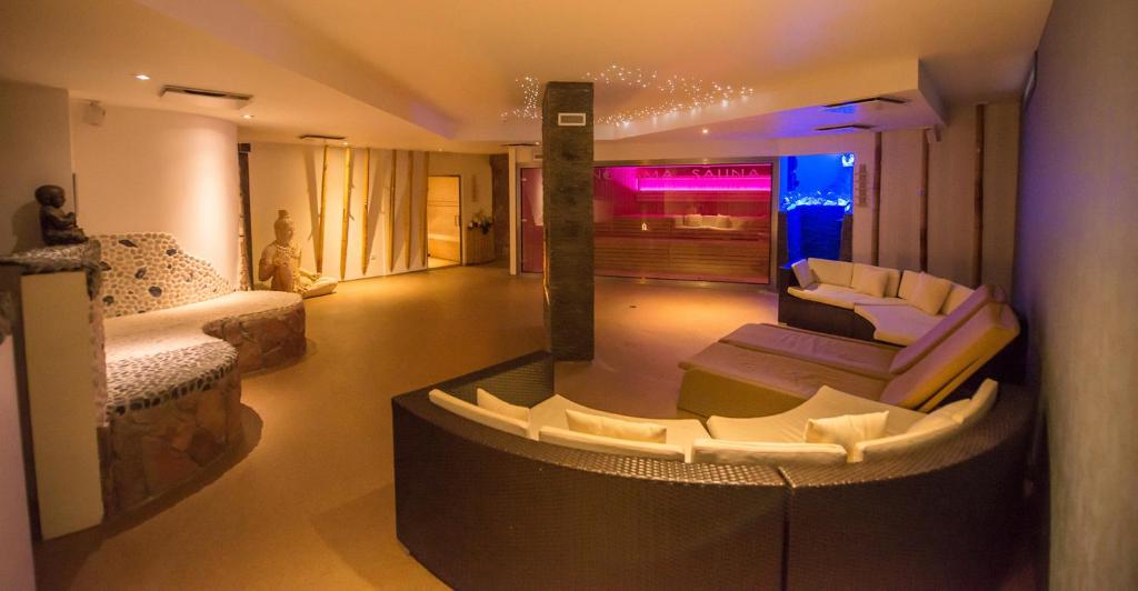 - un salon avec deux lits et un canapé dans l'établissement Hotel Royal Astrid, à Ostende