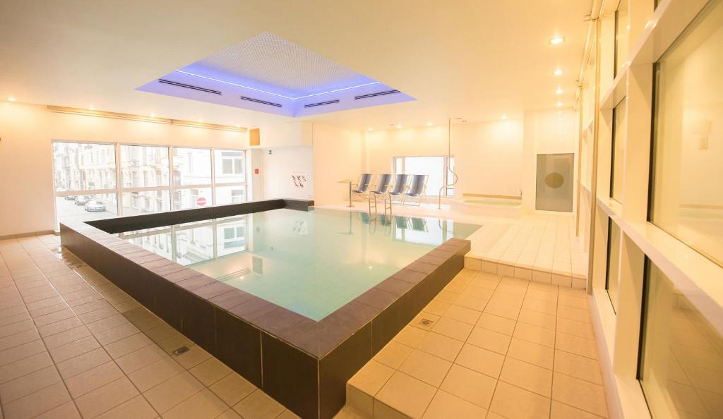 Bazén v ubytování Hotel & Wellness Royal Astrid nebo v jeho okolí