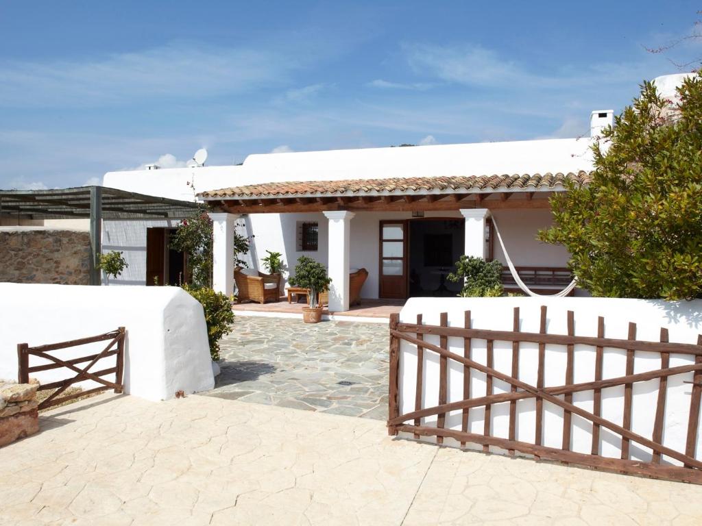 una casa blanca con una valla delante en Can Mariano en Ibiza
