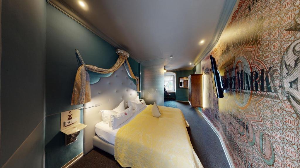 ein Schlafzimmer mit einem Bett in der Ecke eines Zimmers in der Unterkunft Schlosshotel Elgersburg in Elgersburg