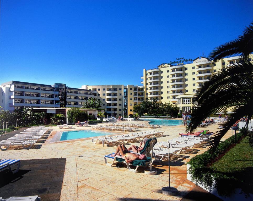 Bazén v ubytování Suite Hotel Jardins Da Ajuda nebo v jeho okolí