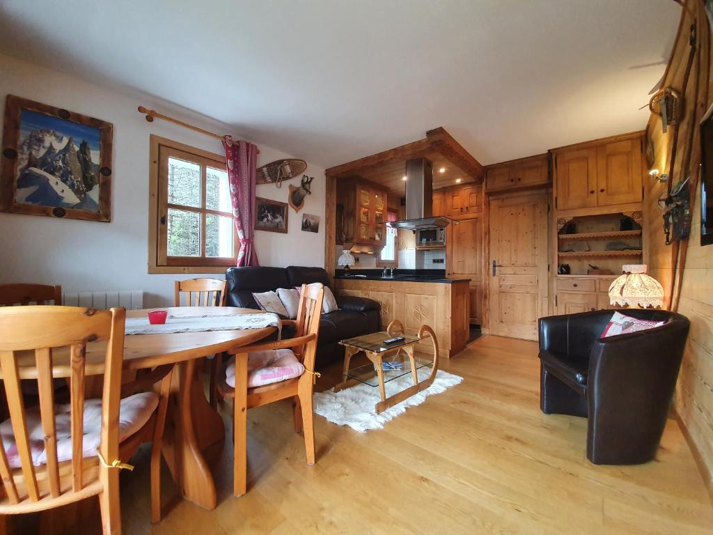 a kitchen and dining room with a table and chairs at MAGNIFIQUE APPARTEMENT AVEC TERRASSE et VUE IMPRENABLE SUR LE CIRQUE DE FLAINE, 2 chambres et coin montagne, 6 personnes in Flaine