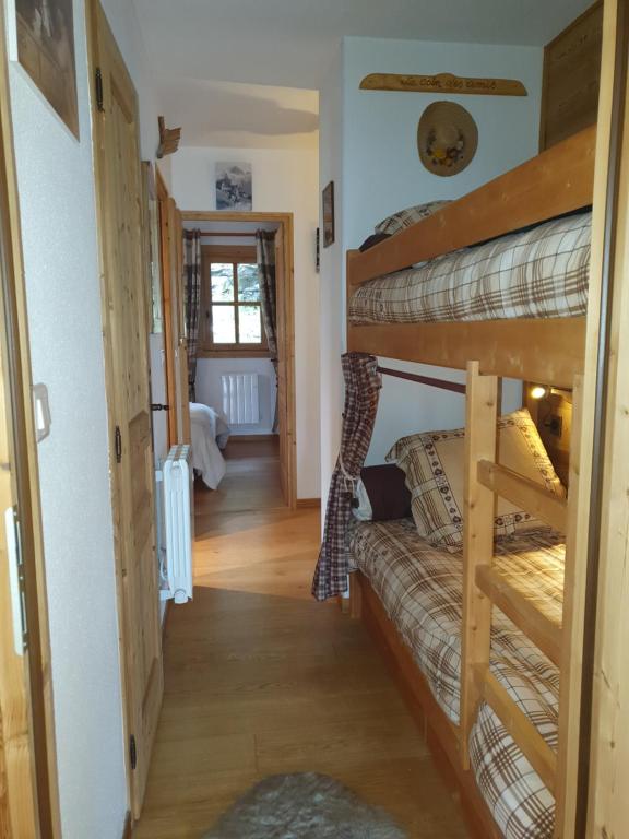a room with a bunk bed and a hallway at MAGNIFIQUE APPARTEMENT AVEC TERRASSE et VUE IMPRENABLE SUR LE CIRQUE DE FLAINE, 2 chambres et coin montagne, 6 personnes in Flaine