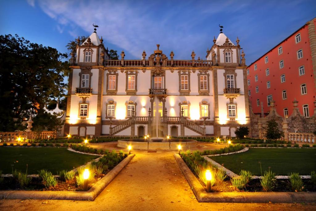 un gran edificio con luces delante en Pestana Palacio do Freixo, Pousada & National Monument - The Leading Hotels of the World, en Oporto