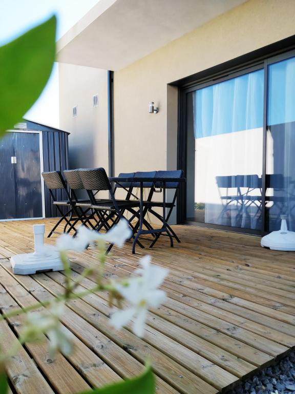 Photo de la galerie de l'établissement Cosy Lodge T3 duplex avec jardin, à Villeneuve-lès-Maguelone