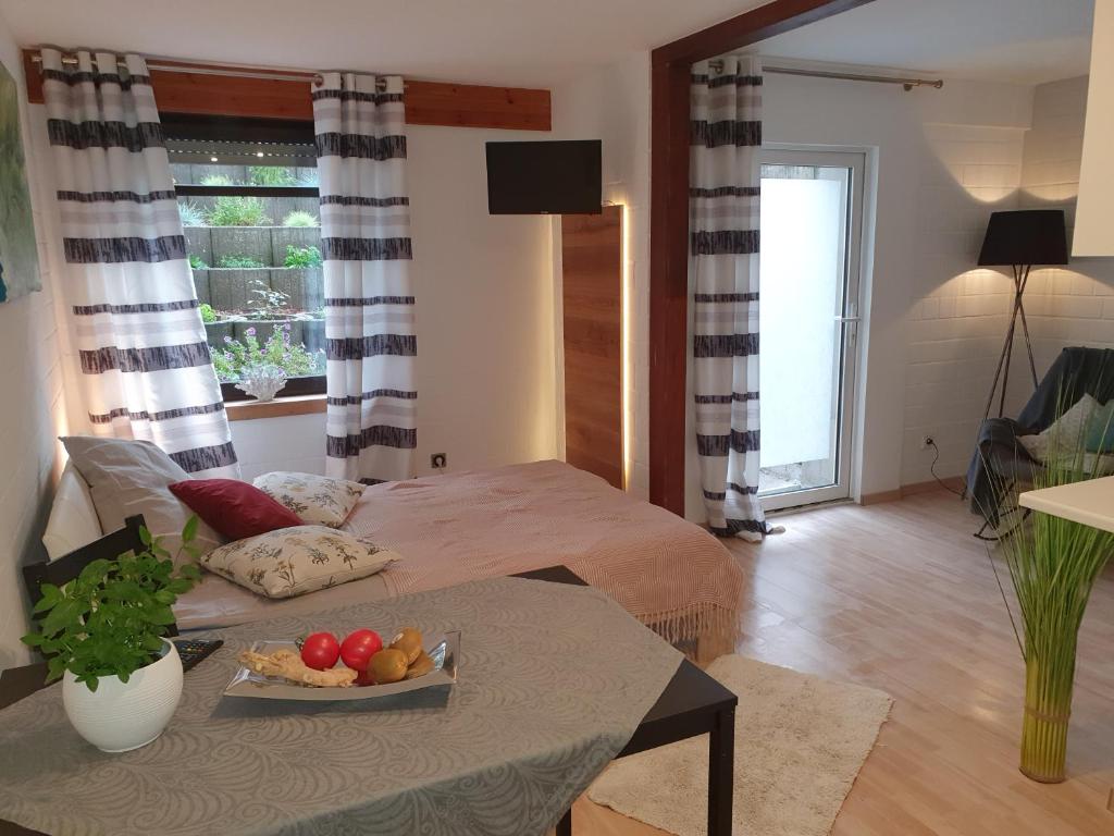 Un dormitorio con una cama y una mesa con una bandeja de fruta en Privat Apartaments , eigene Eigang, eigene Badezimmer, und eigene Küche, en Straelen