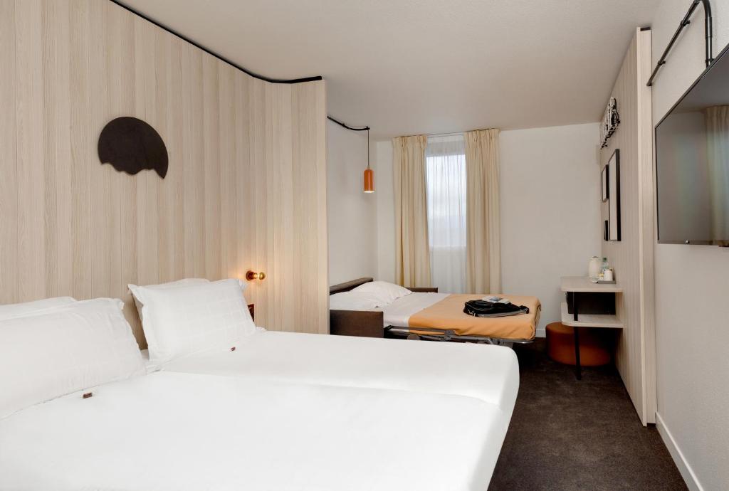 Postel nebo postele na pokoji v ubytování Kyriad Clermont-Ferrand-Sud - La Pardieu
