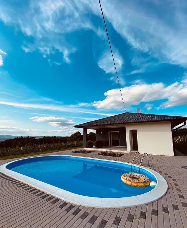 una piscina davanti a una casa di Vikendica Fenix a Banja Luka