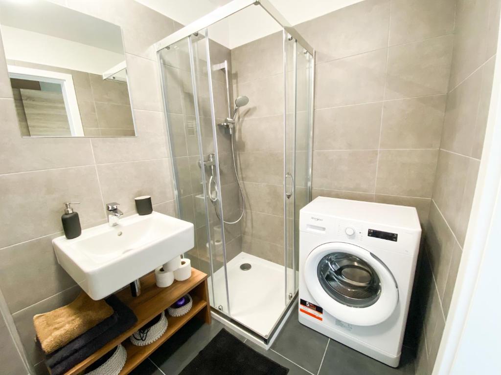 A bathroom at Krásny moderný 1-izbový byt, novostavba + parking