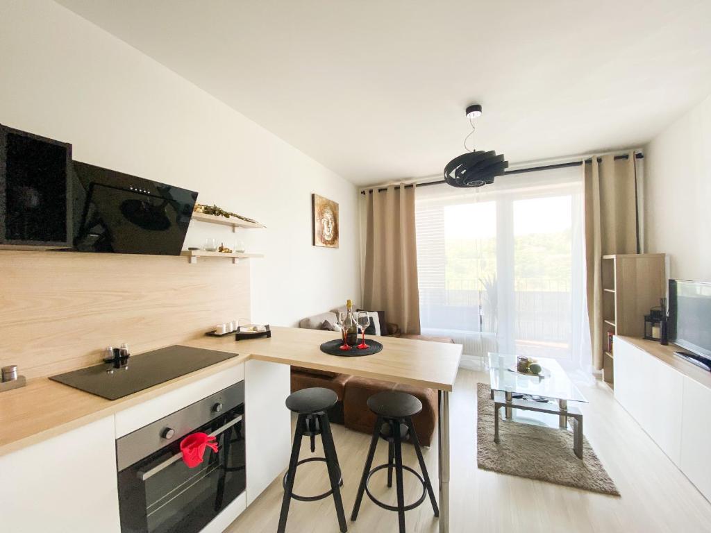 A kitchen or kitchenette at Krásny moderný 1-izbový byt, novostavba + parking