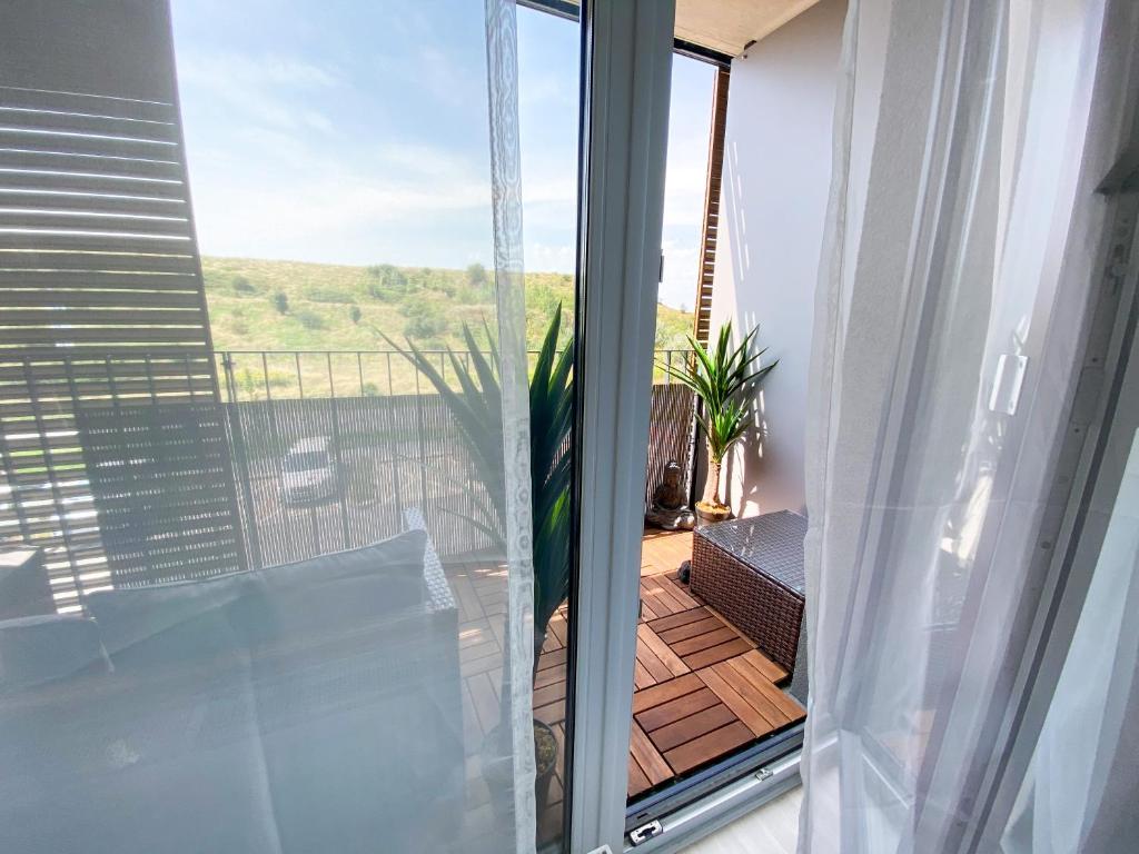 A balcony or terrace at Krásny moderný 1-izbový byt, novostavba + parking