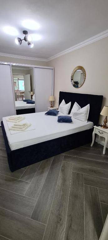 a bedroom with a large bed in a room at White rezidence in Curtea de Argeş