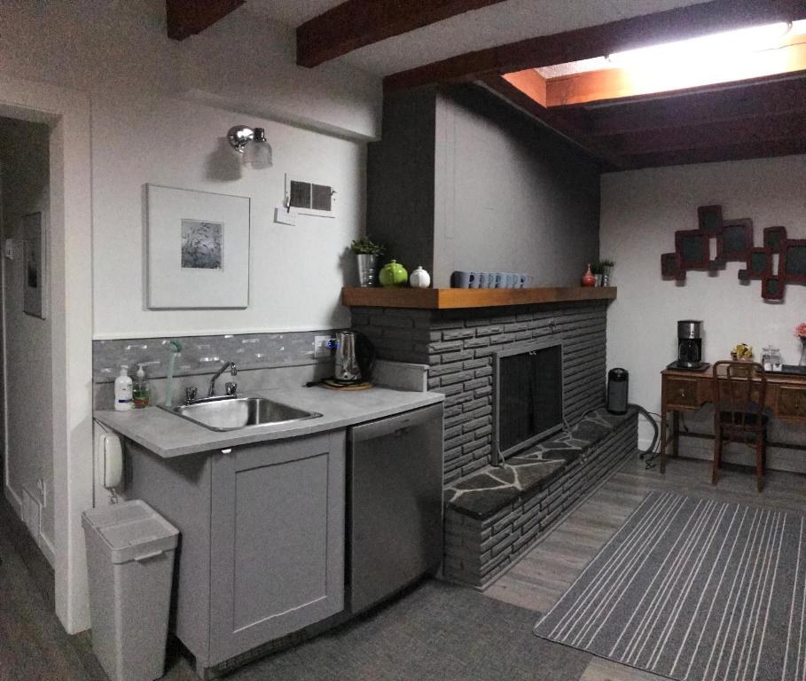 Kuchyň nebo kuchyňský kout v ubytování At Wits End B&B