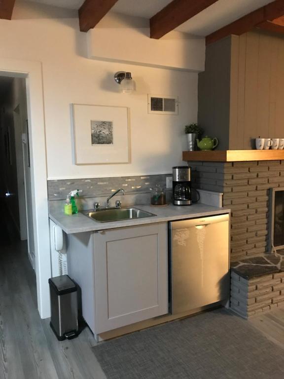 Kuchyň nebo kuchyňský kout v ubytování At Wits End B&B