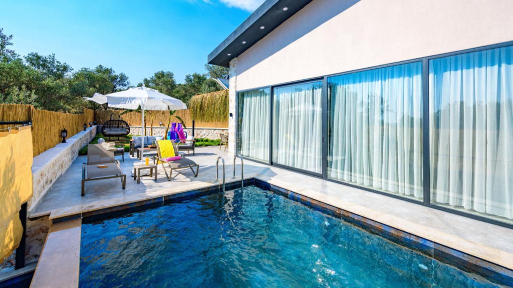 The swimming pool at or close to Zen - 2 Bedroom with jacuzzi in Kalkan Çayköy