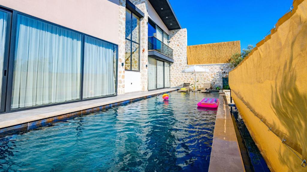 The swimming pool at or close to Zen - 2 Bedroom with jacuzzi in Kalkan Çayköy