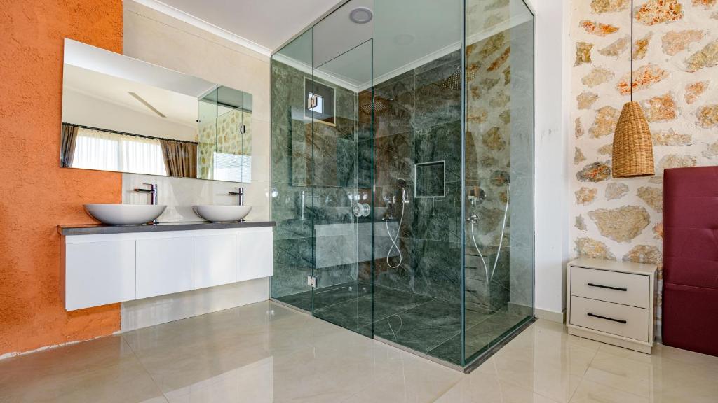 A bathroom at Zen - 2 Bedroom with jacuzzi in Kalkan Çayköy