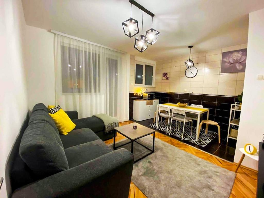 sala de estar con sofá y mesa en Central & Cozy Apartment , Kolasin, Montenegro, en Kolašin