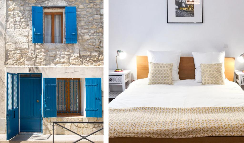 een slaapkamer met een bed en een blauwe deur bij La Maison bleue in Arles