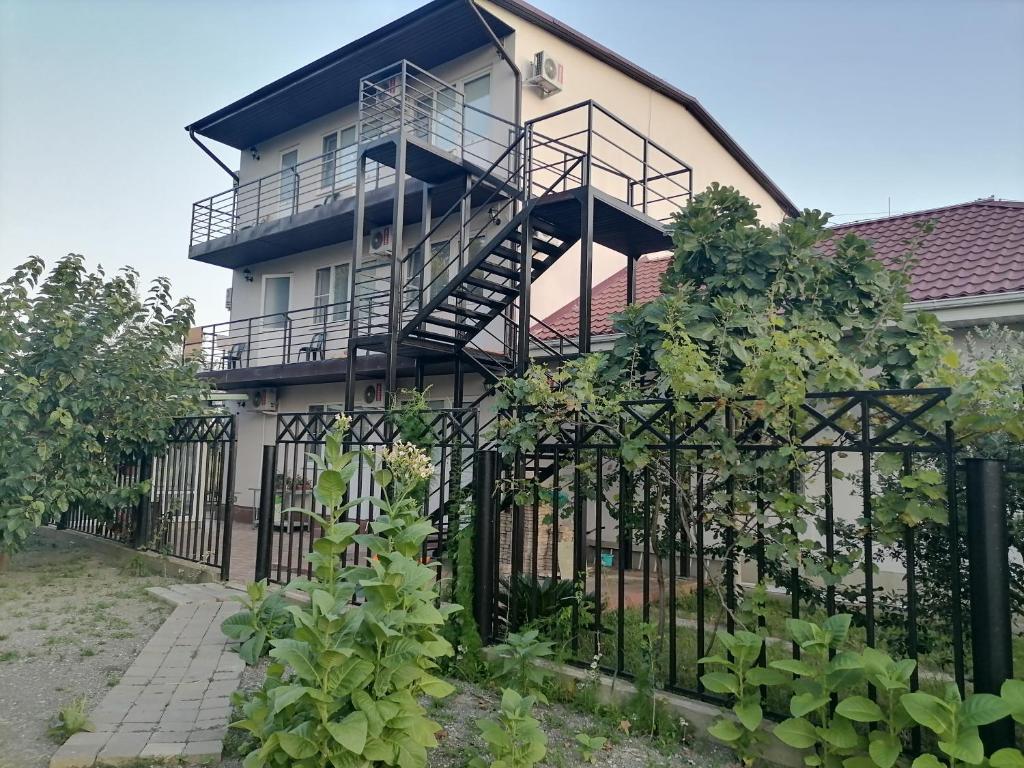 アドレルにあるГостевой дом Добрый 44の階段のある家
